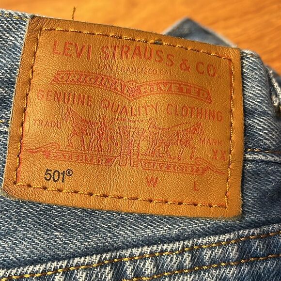 Levi's 501 Straight Ankle Cropped Jeans with Distressed Knee - Picture 3 of 9